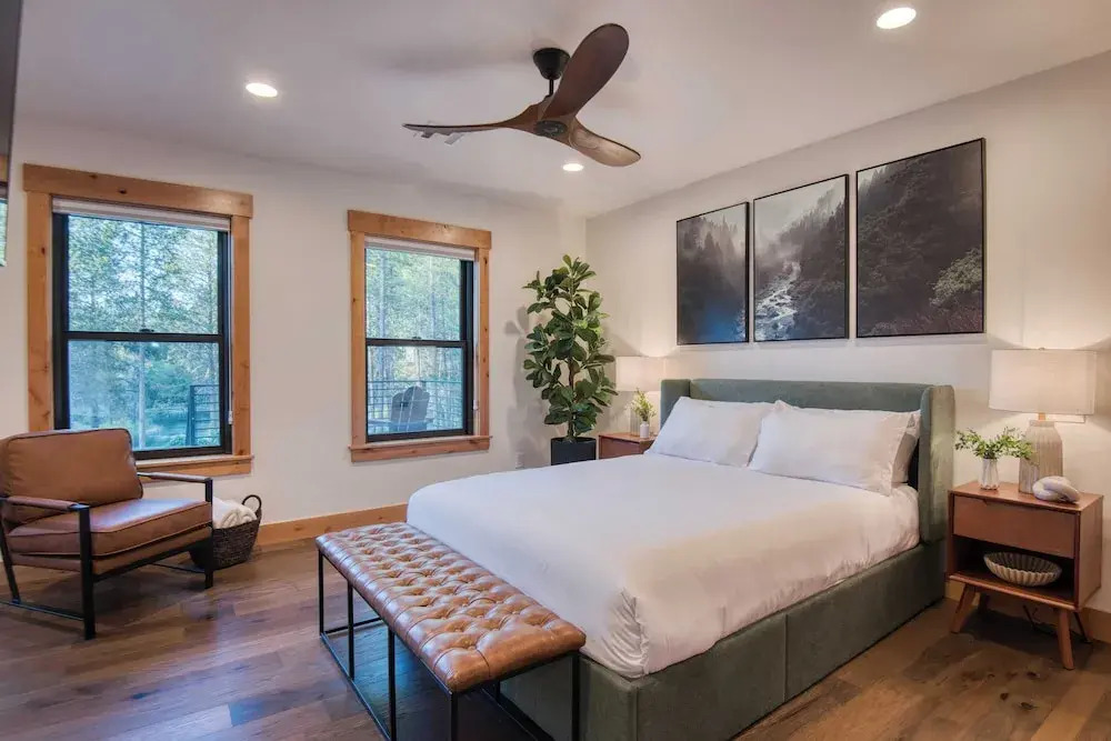 Spring River Retreat by Avantstay Lakefront Luxury w/ Hot Tub, Game Room & Near Bend