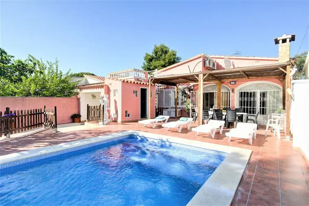 House in Empuriabrava With Private Pool