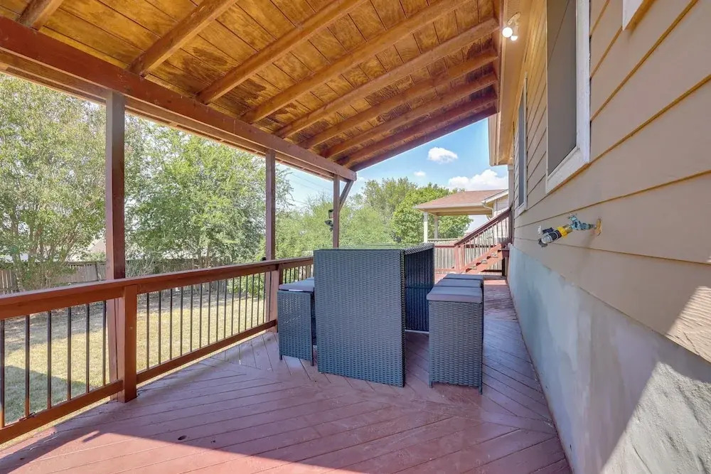 San Antonio Area Home w/ Deck, 14 Mi to Dtwn!