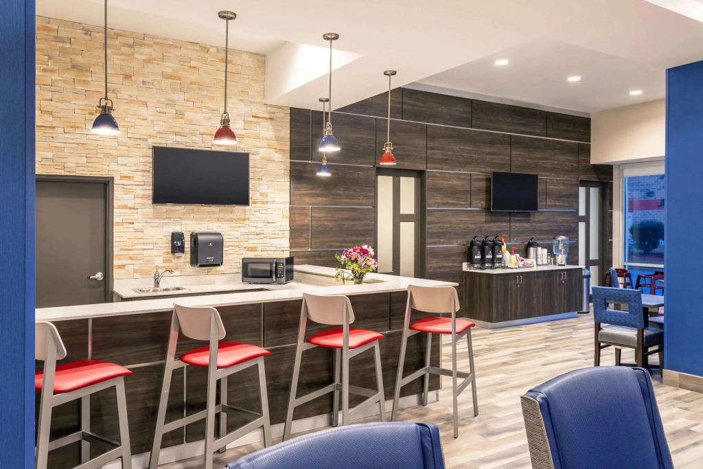 La Quinta Inn and Suites by Wyndham Bloomington