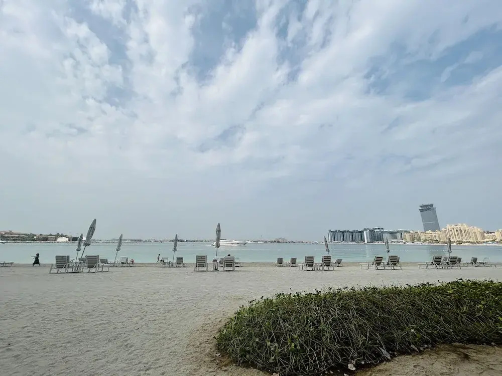 StoneTree - Luxurious 1 BR with Private Beach Access