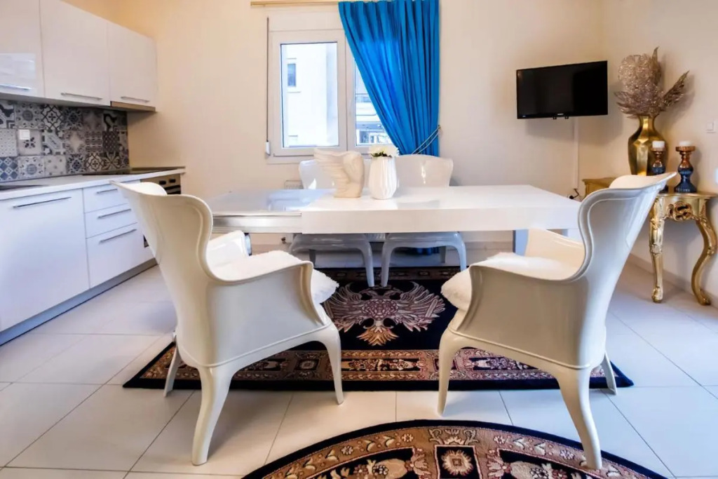 DELUXE APARTMENTS - parking , central suites