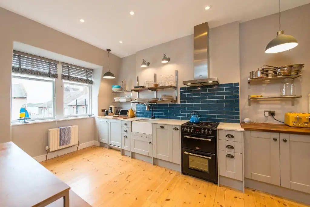 Bright 2 bed apartment North Berwick High Street