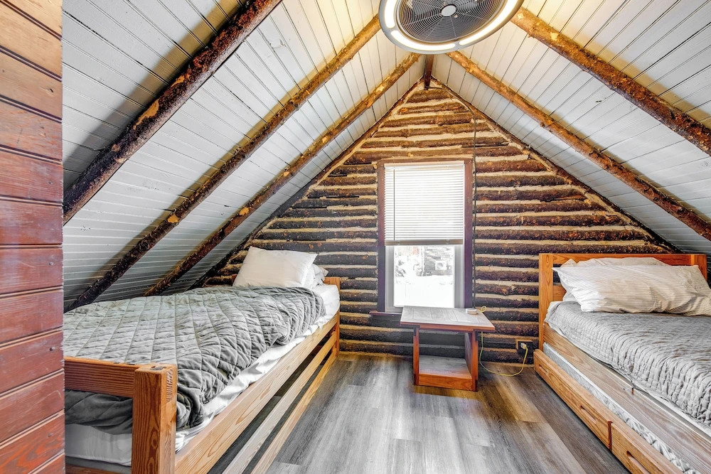 Easy Interstate Access: Original Poconos Log Cabin