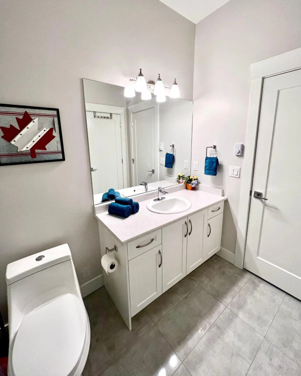 Kelowna new lake view 2bedroom suite close BIG WHITE