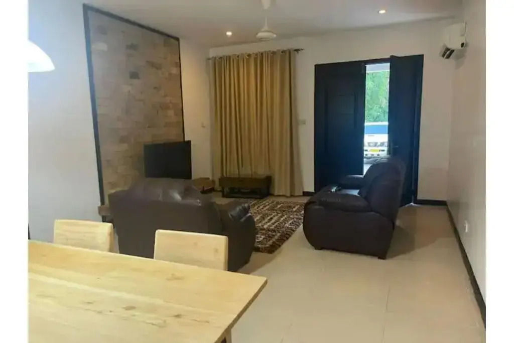Entire 2 bedroom house with free wifi in Masaki
