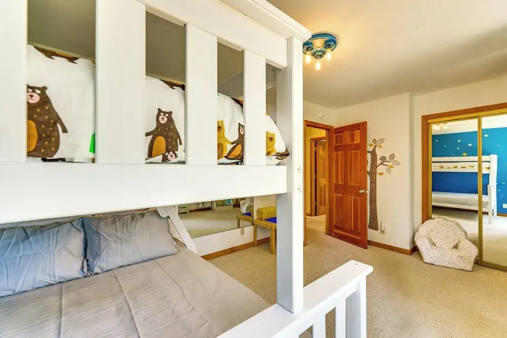 3 Mi to Lake Tahoe: Forest-view Sanctuary w/ Deck!