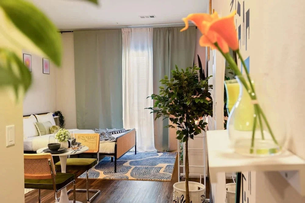12min Downtown 6min Domain Pool Free Parking