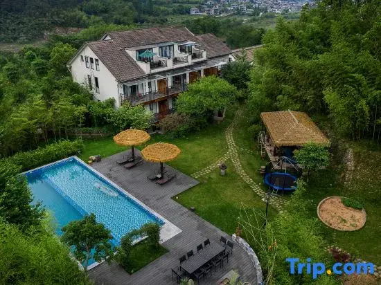 Anji Double Fish Hall Hot Spring Resort B&B (Longwangshan Canyon Drift Shop)