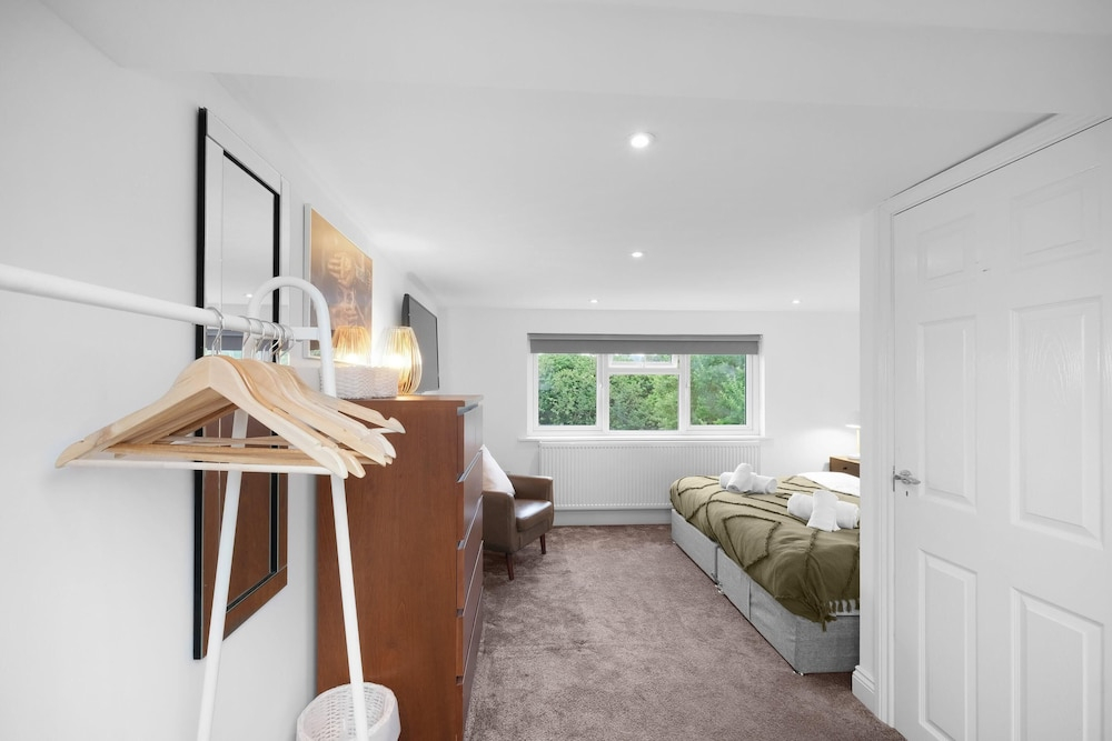 Stylish 4 Bedroom, 2.5-Bath Home in Borehamwood