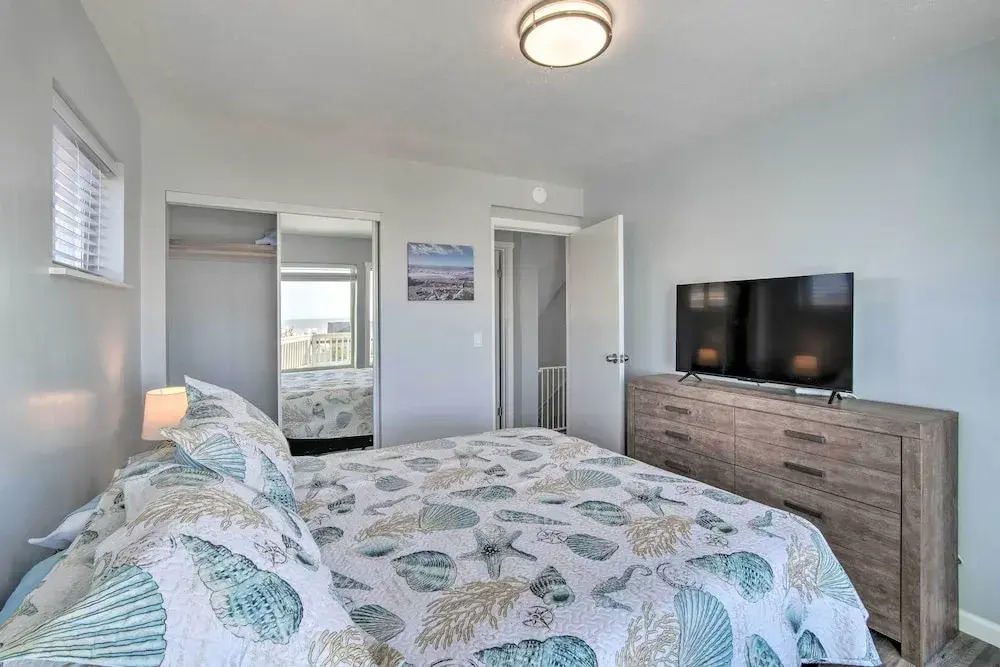 Gold Beach Home w/ Hot Tub, 1/4 Mi to Beach