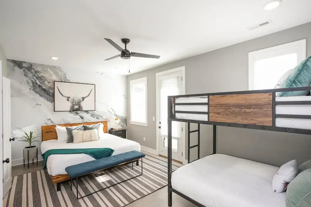 Ryman by Avantstay Centrally Located Townhouse w/ Stylish Interior & Porch Swings!
