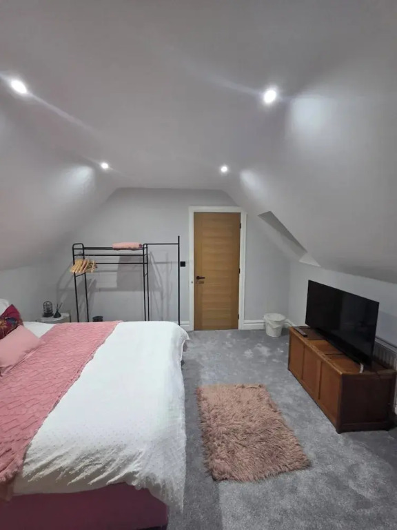 Luxurious 5-bedroom House Rental With Scenic Countryside Views