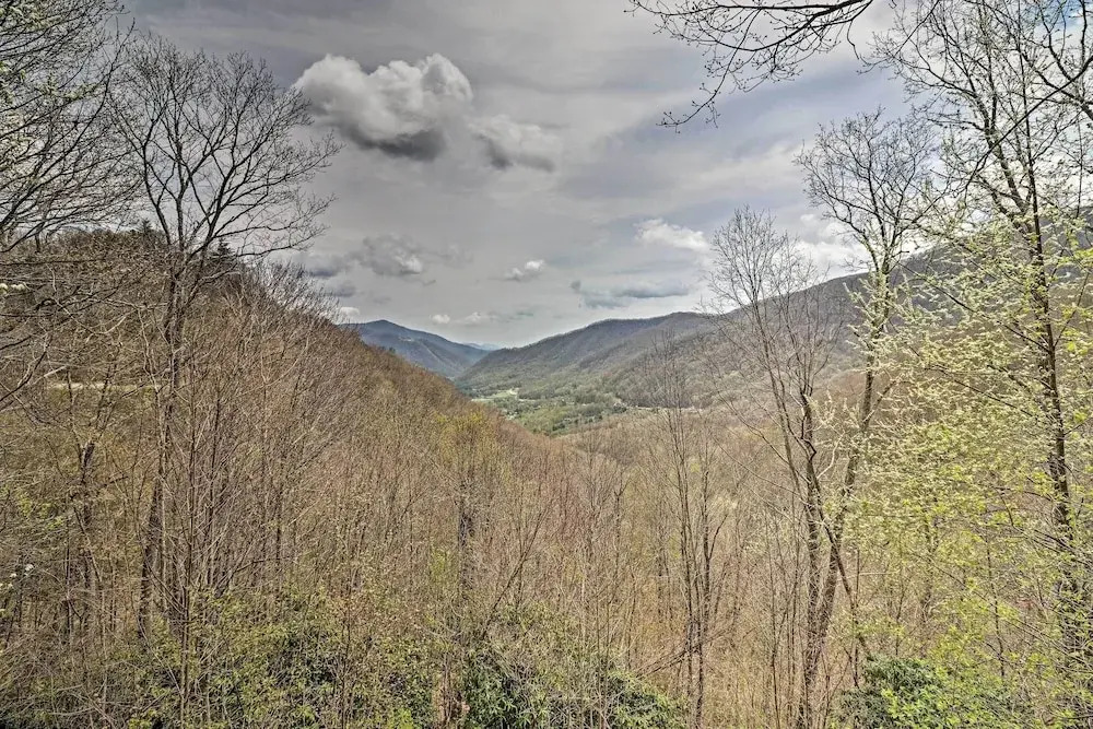 Serene 'mountain Mist' Retreat w/ Deck & Hot Tub!