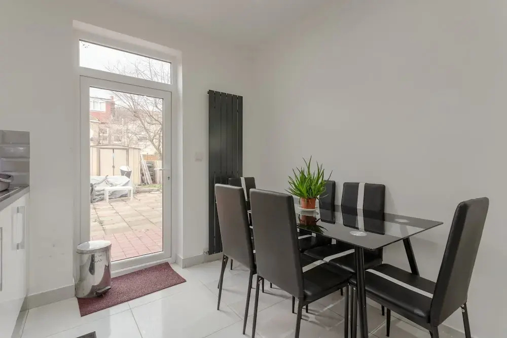 3 Bedroom House In Tooting With Garden