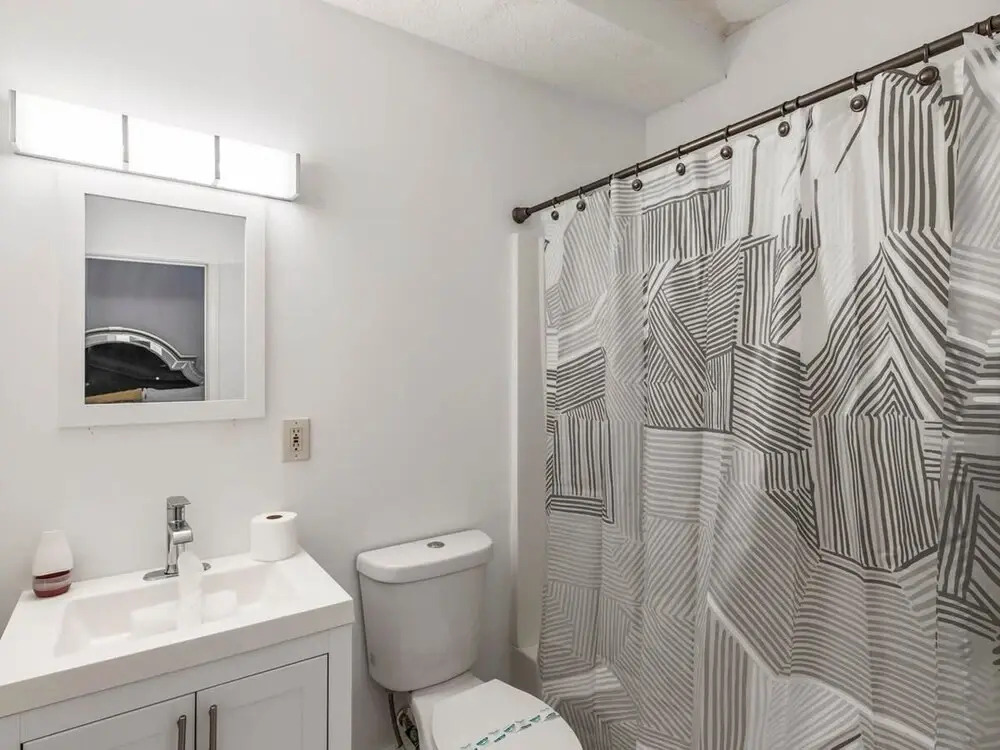 7 bedrooms Spacious House Near Downtown w Parking