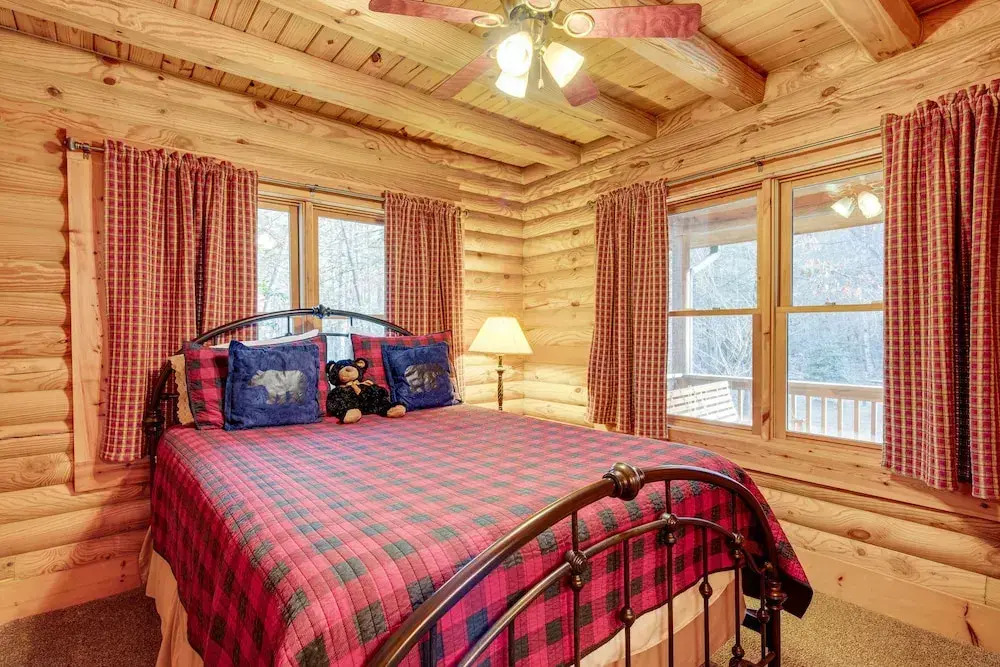 Pet-friendly Cabin w/ Loft: 5 Mi to Lake Lure!