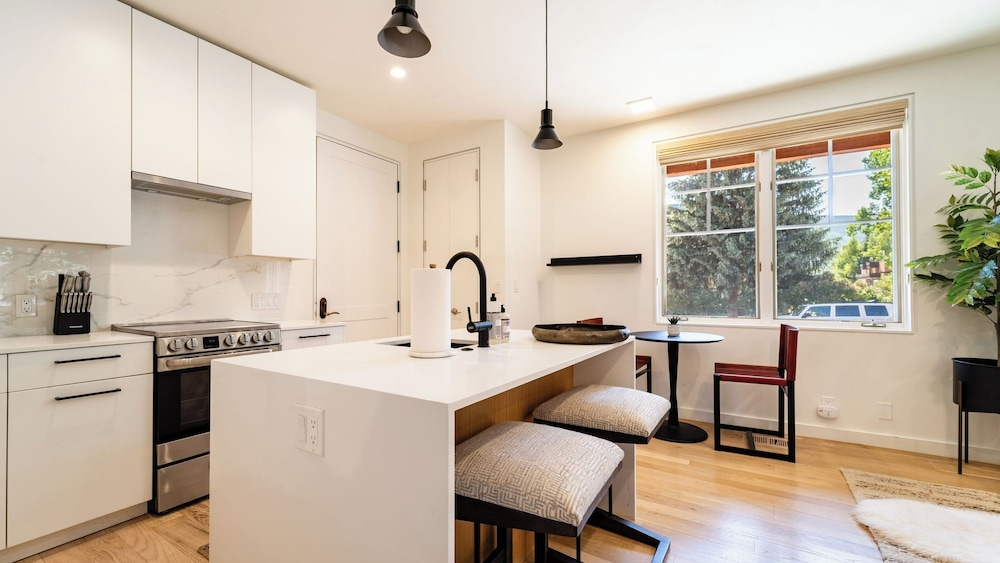 Aspen Hideaway by Avantstay Walk to Aspen, Near Slopes + Pool & Hot Tub Access