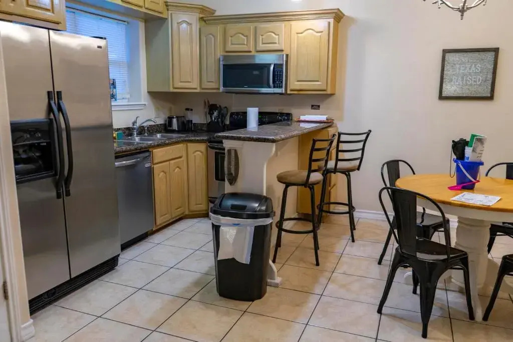 Clean Pool Walk to Beach - Pet Ok - Ground Floor