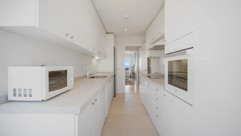 Beach-line apartment with 3 bedrooms in Estepona