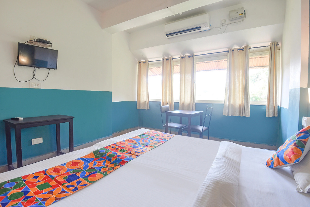 FabExpress Paradise Inn III