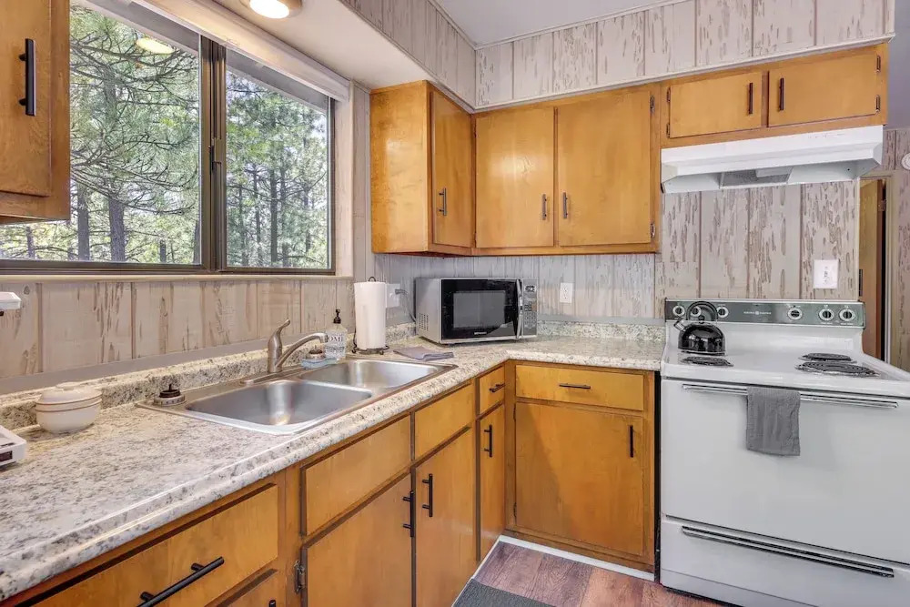 Cozy Cabin in Greer: Hike, Bike & Ski!