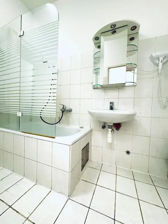 Stylish 4BR shared Apt -10 Min Transport to Stadthalle