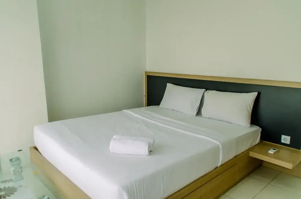 Comfort And Minimalist 2Br At Skylounge Tamansari Apartment