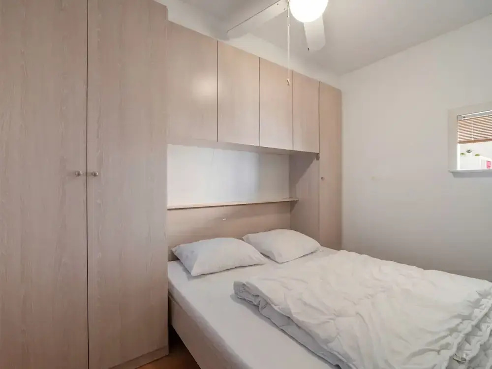 One-bedroom Flat With sea Views and Parking