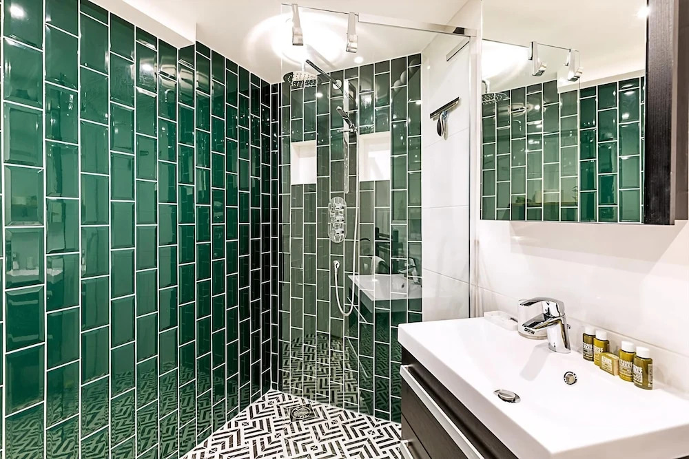 Modern Comfort Two Bedroom Gem on the Rye
