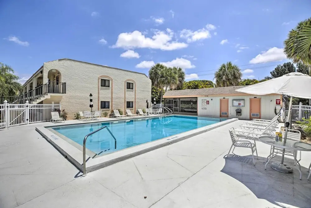 Cheery Condo With Pool Access: 3 Miles to Beach!