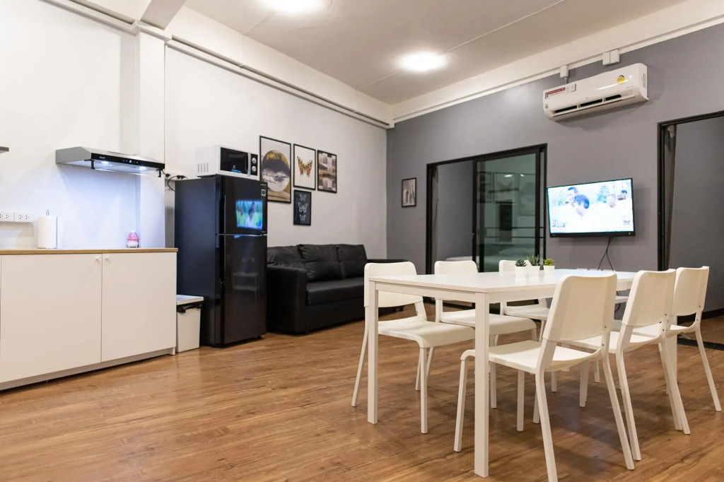 U4 Large 2 bed rooms full kitchen 200m to BTS