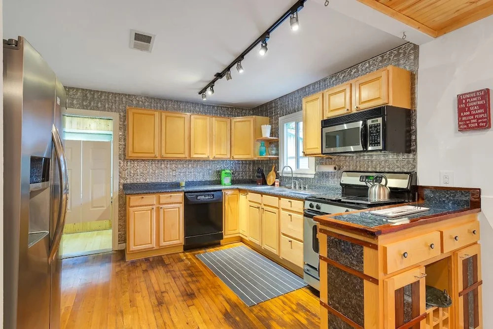 2BR Newly Remodeled Stylish Rosedale House by RedAwning