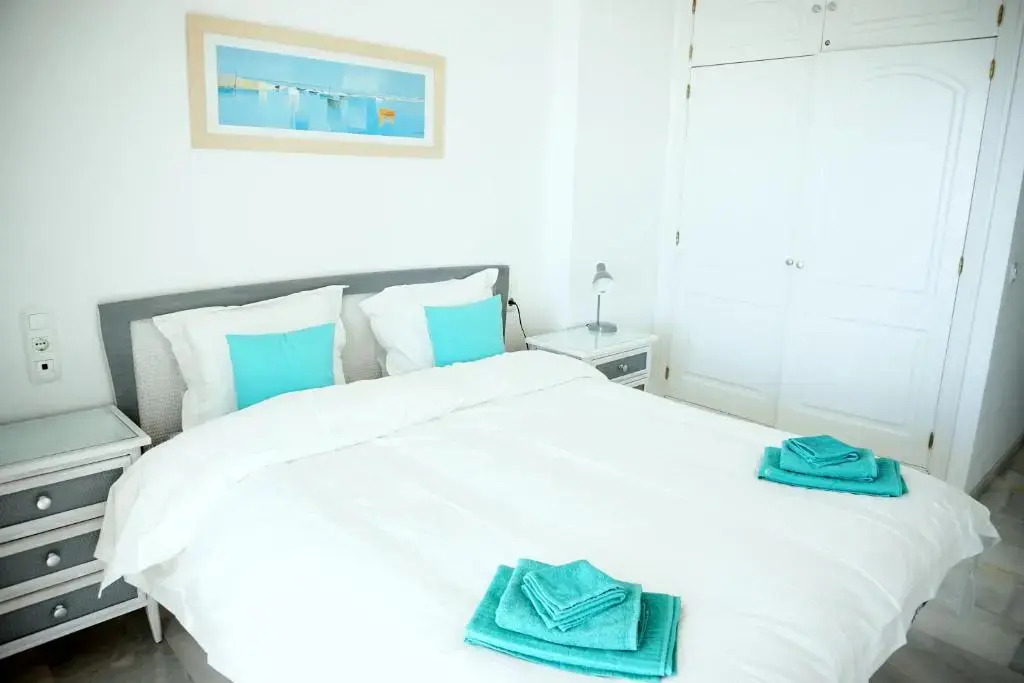 Frontline Beach ground floor with privet garden, Mi Capricho 16