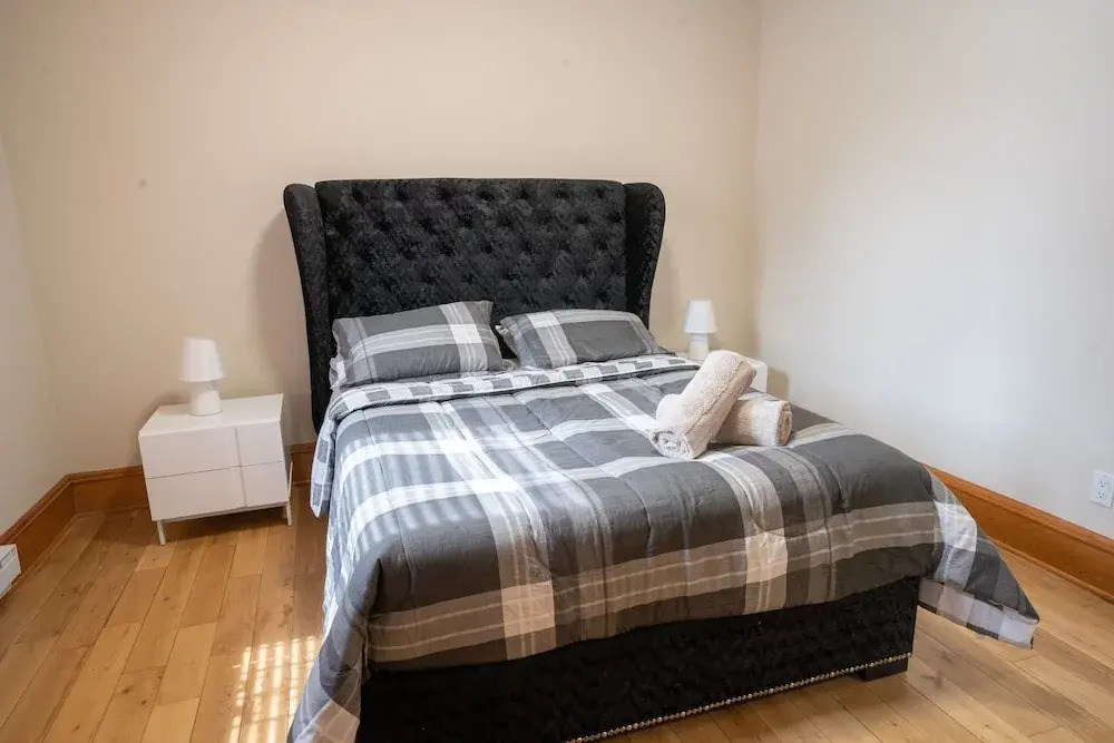 Chic 2BR near Little Italy 5min to Metro