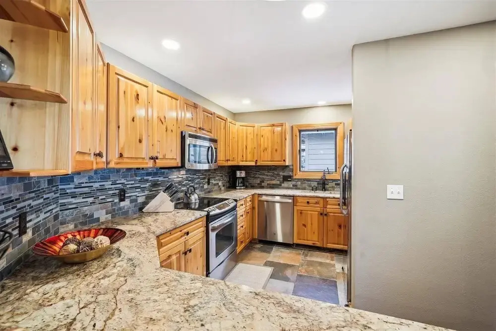 4 Bedroom Townhome Near Snowflake Lift - Walk to Slopes!
