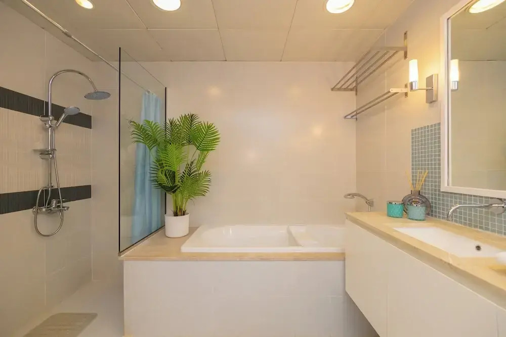 WelHome - Oceanfront Elegance 1BR Apt With Palm Sea Views