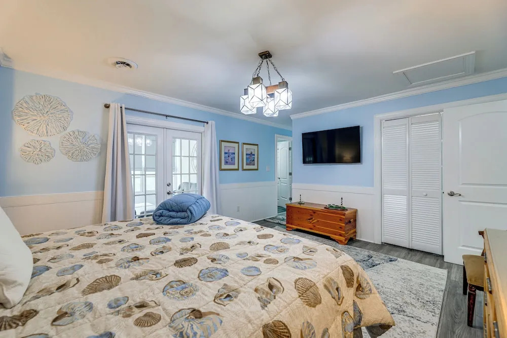Emerald Isle Beach House: Walk to the Sand!