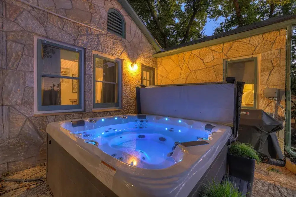 Luxury Oasis Walk to Main Hot Tub-firepit-grill