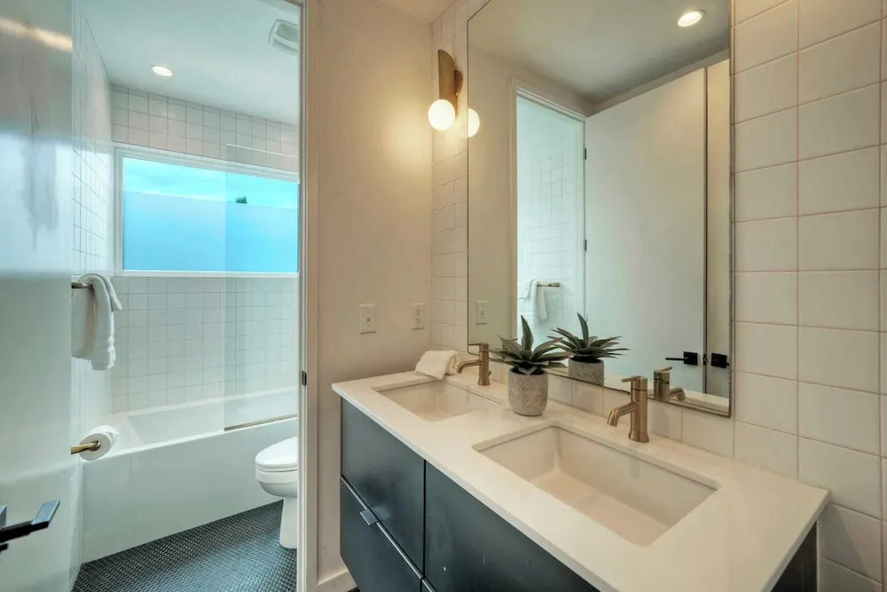 Modern Design, 3 Mins to the Beach Boat Parking The Beach Box by Avantstay