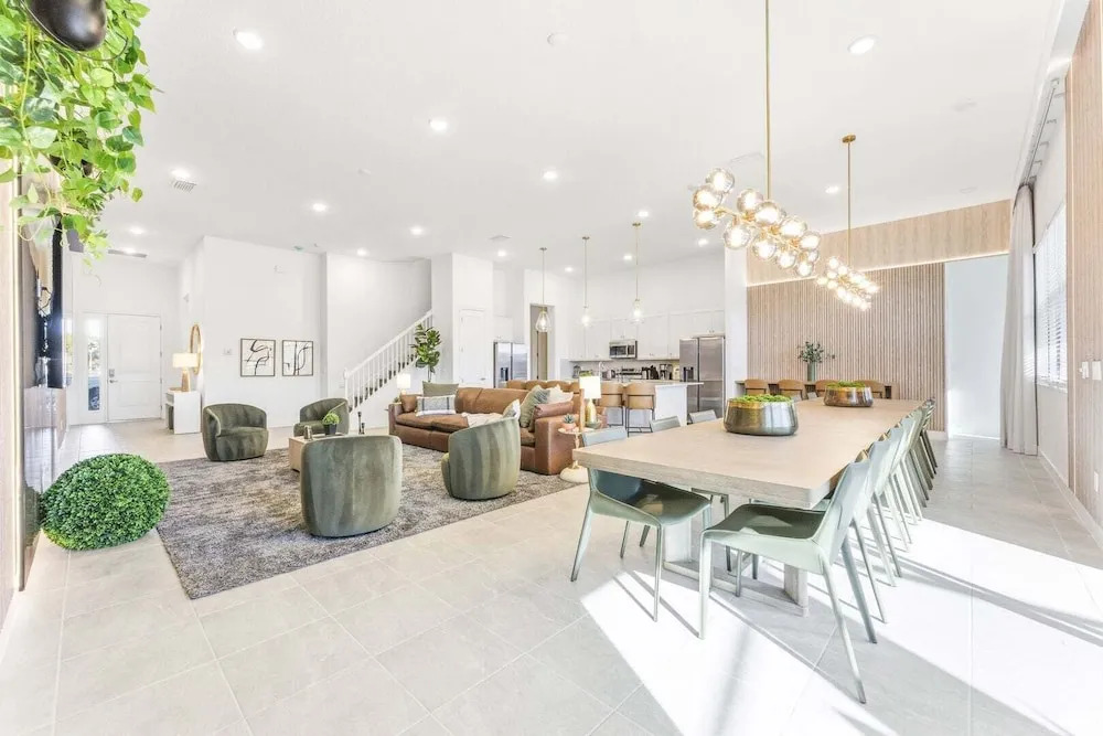 Paradisos Luxurious New Home w 15 Ensuites