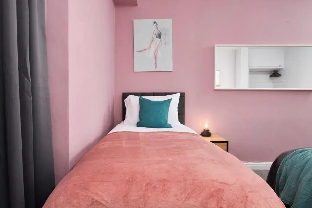 Elegant Apartment in Bath with Garden Sleeps 8 by PureStay