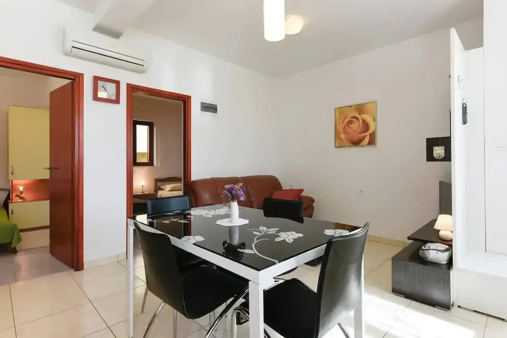 Nearby Beach, Modern Apartment Arena