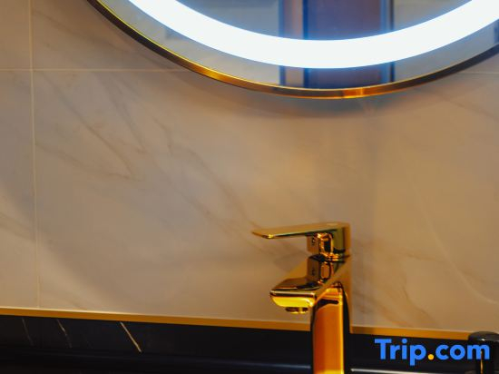JAMES JOYCE Hotel (Qingyuan Shunying Times Square  Qingcheng Light Rail Station)