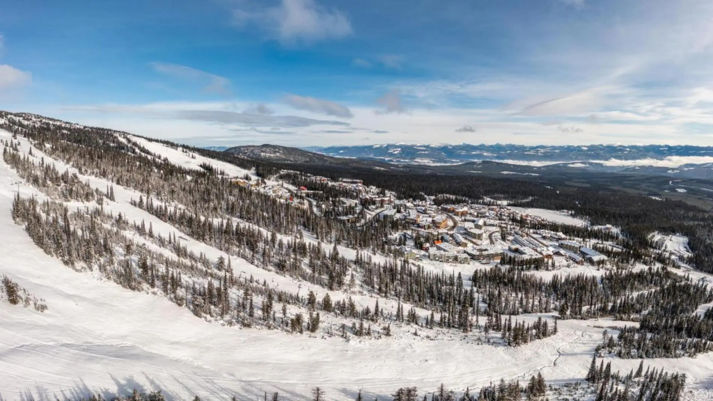 Coyote Creek - Large Ski In/Ski Out Chalet with Amazing Views & Private Hot Tub