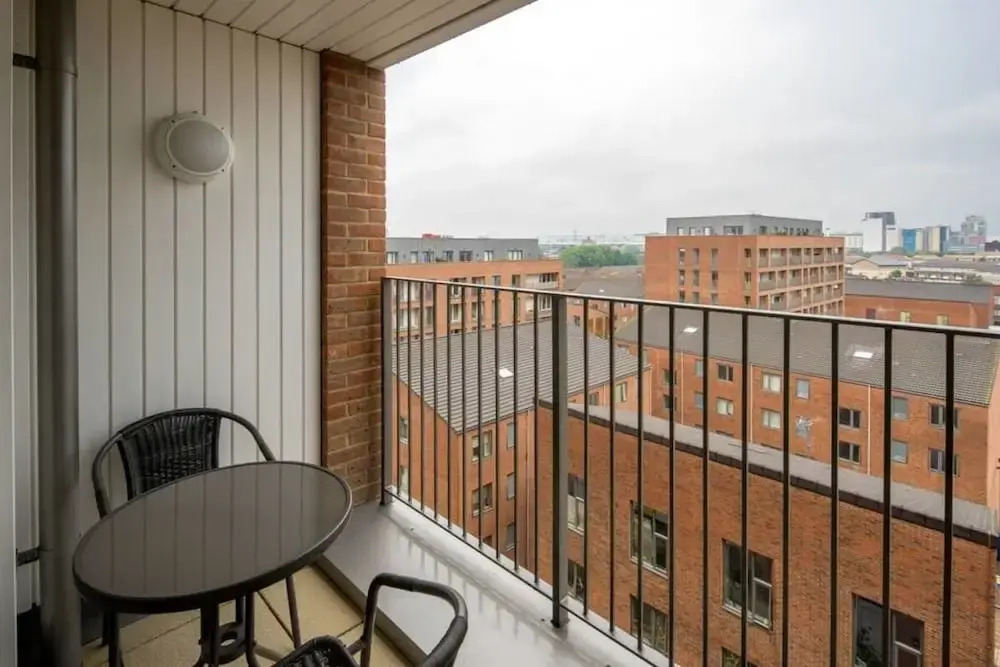 Modern 2bed apt Sleeps 6 W/balcony in Canning Town