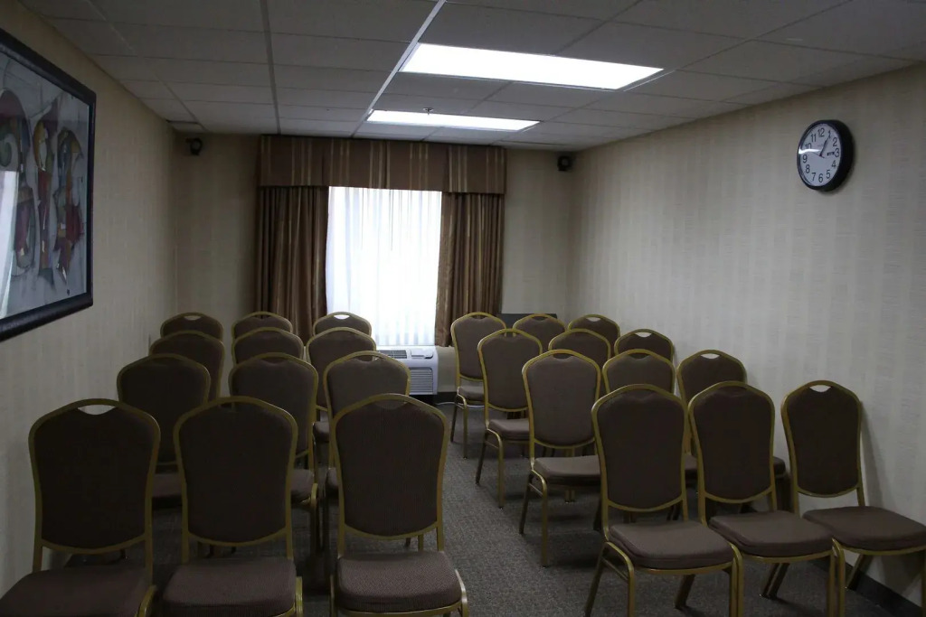 Jamestown inn & Suites