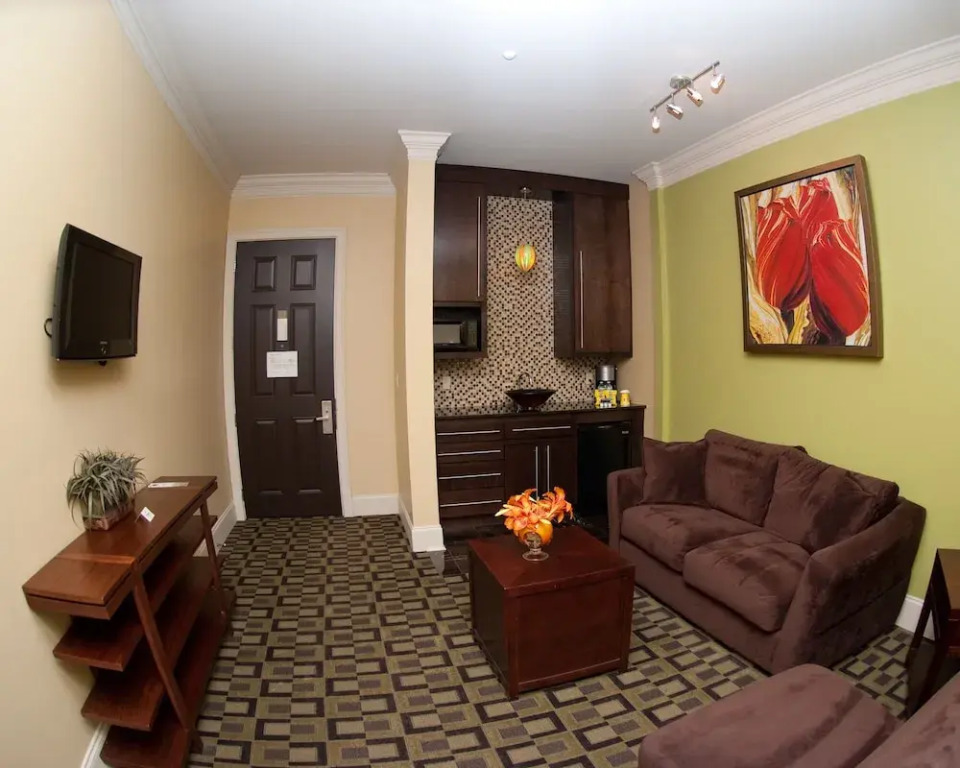 Carriage House Hotel
