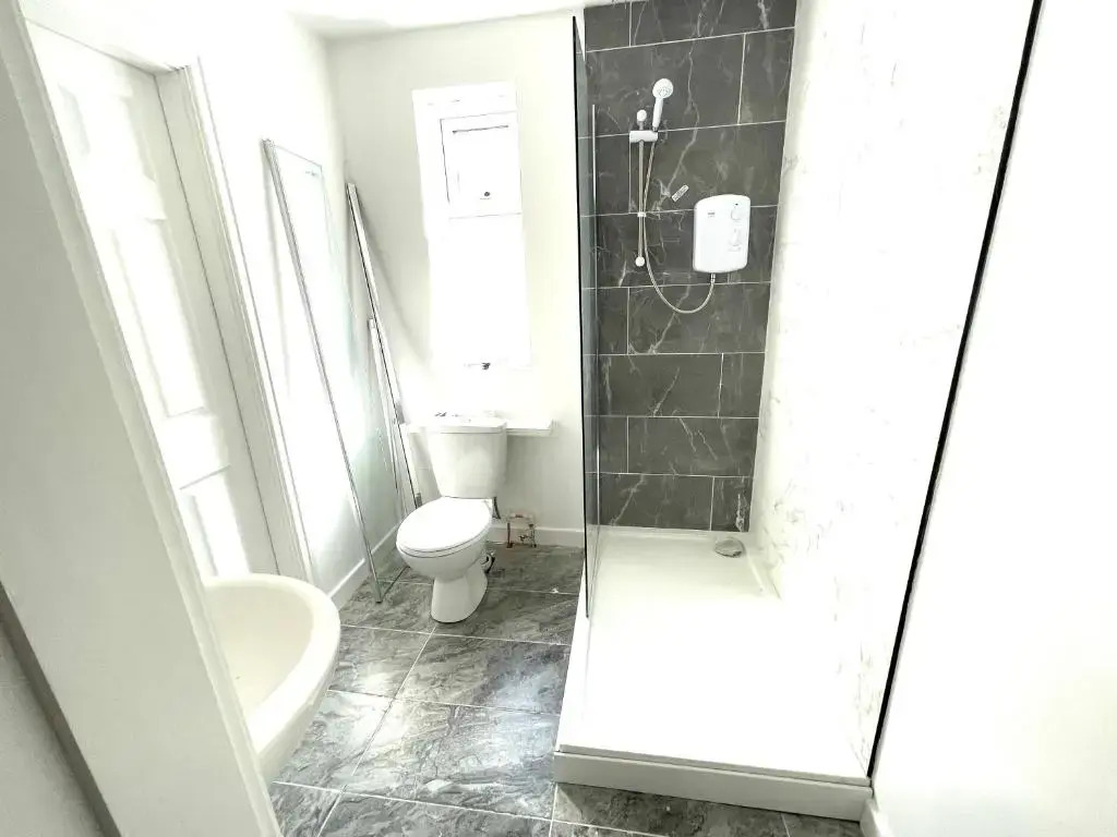 3 bedroom Garden apartment next to craig-y-don park