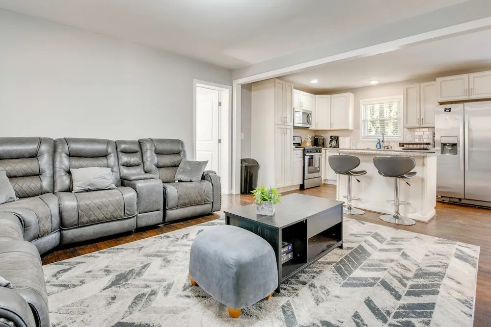 Private Deck, Yard! Family Stay Near Mercedes-benz